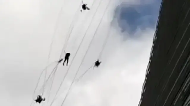  Ümraniye'de gökdelenin camını silen işçiler fırtınada zor anlar yaşadı