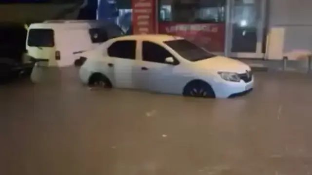Sultangazi'de yağış sonrası araçlar mahsur kaldı