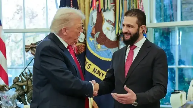Cette photo diffusée par l'agence de presse officielle syrienne SANA le 10 novembre 2025 montre le président américain Donald Trump (à gauche) serrant la main du président syrien Ahmed al-Sharaa à la Maison Blanche à Washington DC.