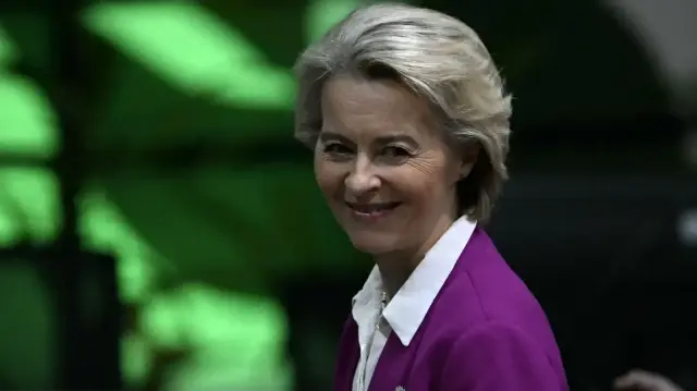 La présidente de la Commission européenne, Ursula von der Leyen, arrive à la séance plénière générale des dirigeants lors de la COP30, la Conférence des Nations unies sur les changements climatiques, à Belém, dans l'État du Pará, au Brésil, le 11 novembre 2025.