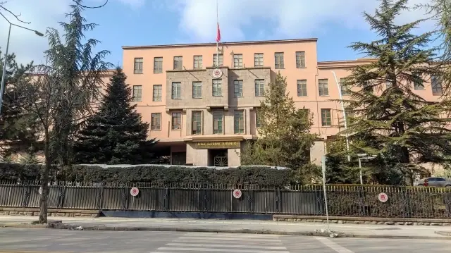 الدفاع التركية: الطائرة المنكوبة كان على متنها 20 فردا