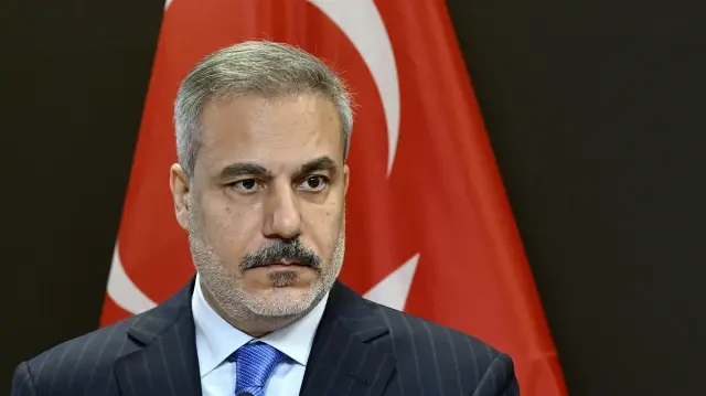 Le ministre turc des Affaires étrangères, Hakan Fidan, observe pendant une conférence de presse avec son homologue finlandais dans le cadre de sa visite à Helsinki, en Finlande, le 5 novembre 2025. 