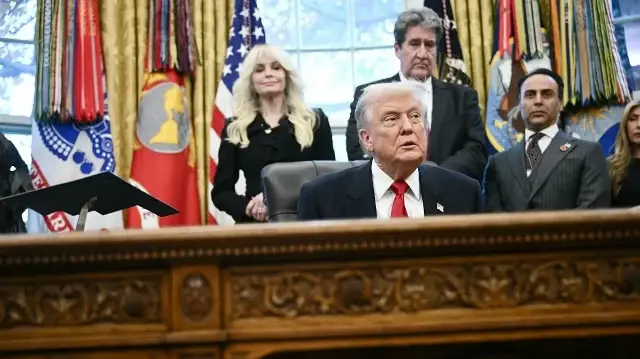 Le président américain Donald Trump s'exprime lors de la cérémonie d'assermentation du nouvel ambassadeur en Inde, Sergio Gor, dans le bureau ovale de la Maison Blanche, le 10 novembre 2025 à Washington, DC. 