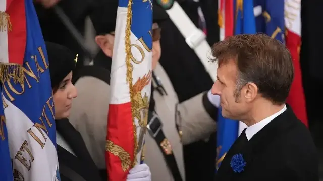 Le président français Emmanuel Macron salue les participants lors d'une cérémonie à l'Arc de Triomphe à Paris, le 11 novembre 2025, dans le cadre des commémorations marquant le 107e anniversaire de l'armistice du 11 novembre 1918, qui a mis fin à la Première Guerre mondiale (WW1).