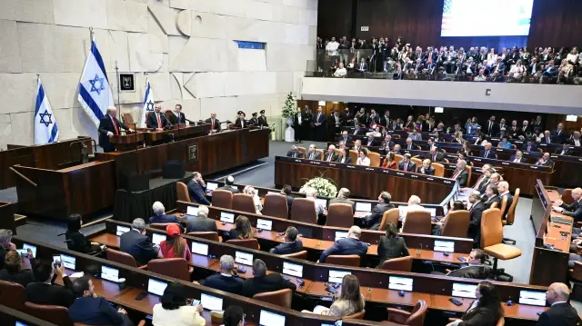 Le président américain Donald Trump (à gauche) s'adresse au Parlement israélien, la Knesset, à Jérusalem, le 13 octobre 2025.