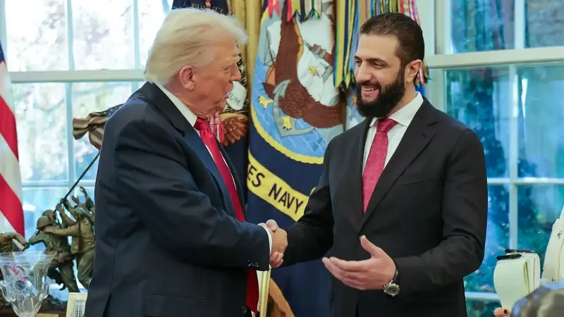 ABD Başkanı Trump ile görüştükten sonra Amerikan Fox News kanalına bir röportaj veren Suriye Cumhurbaşkanı Şara, ilk Washington ziyaretinin yansımalarını değerlendirdi.