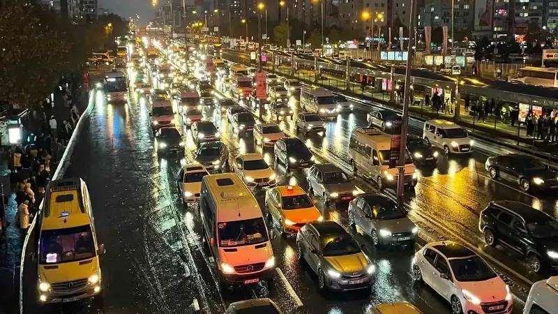 İstanbul'da karayolları ile toplu taşımada yoğunluk yaşanıyor. (Foto: Arşiv)