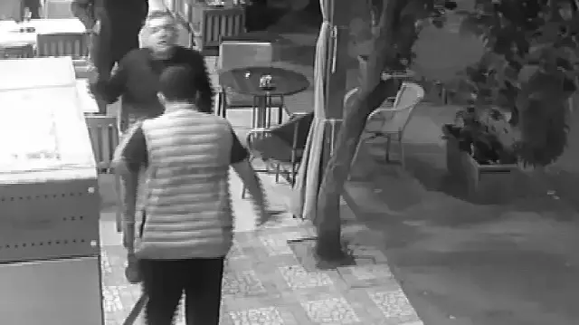 Pastanede dehşet anları: Elinde bıçakla müşterilere saldırdı