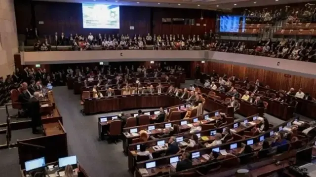 الكنيست يقر "مبدئيا" إغلاق وسائل إعلام أجنبية دون موافقة القضاء