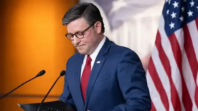 Le président de la Chambre des représentants américaine Mike Johnson, républicain de Louisiane, s'exprime lors d'une conférence de presse au 41e jour de la fermeture du gouvernement fédéral, au Capitole américain, le 10 novembre 2025, à Washington, DC.