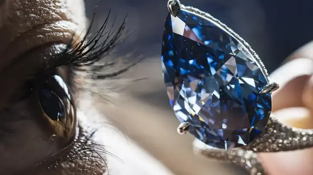 Редкий бриллиант ушел с молотка почти за 26 млн долларов