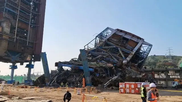 Une tour de chaudière de 60 mètres de haut (au fond à droite) de la Korea East-West Power Corporation après son effondrement dans la ville d'Ulsan, dans le sud-est du pays.