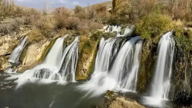 Muradiye Waterfall brims with autumn colors in eastern Türkiye