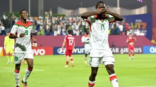 Le joueur burkinabé Eric Ouattara célèbre son but face au Tadjikistan, lors de la 3e journée du tour préliminaire de la Coupe du monde U17, à l'Aspire Zone, Qatar, le 11 novembre 2025.