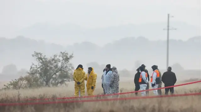 Des spécialistes travaillent sur le site du crash de l'avion-cargo militaire turc C-130 dans la région de Sighnaghi, à la frontière entre la Géorgie et l'Azerbaïdjan, le 12 novembre 2025.