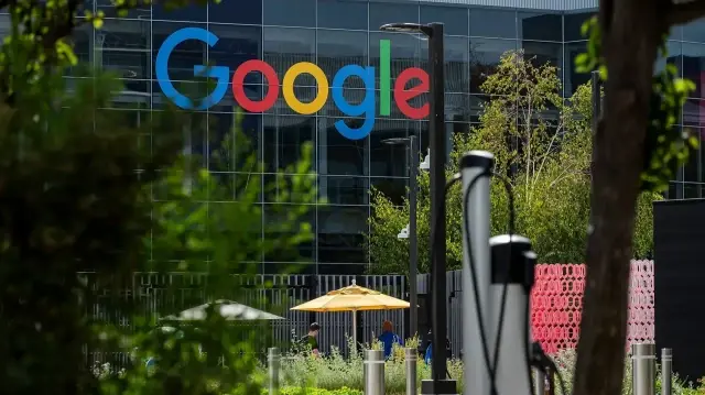 Google заподозрили в незаконной слежке за пользователями с помощью ИИ.