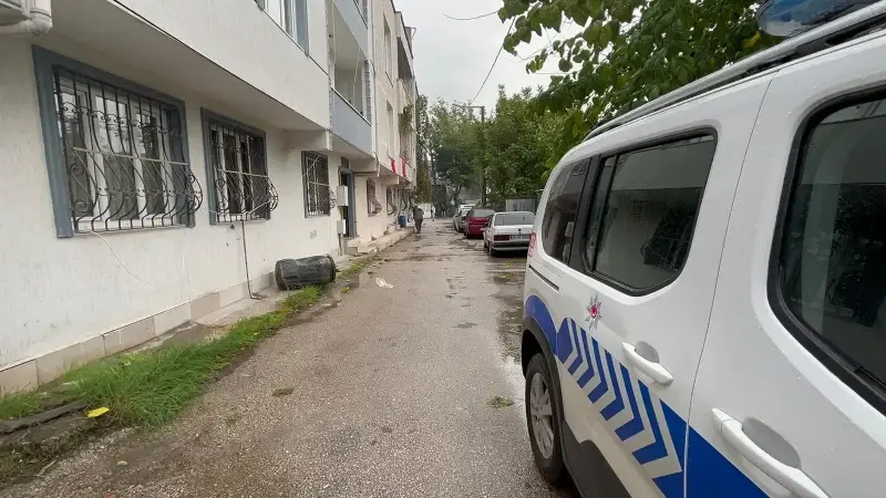 İhbar üzerine adrese polis ve sağlık ekipleri sevk edildi. 
