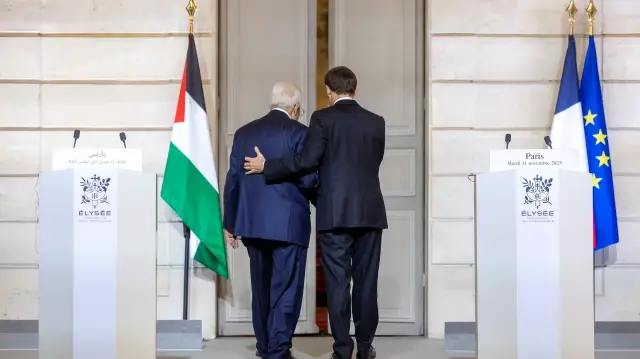 Le président français Emmanuel Macron (à droite) et le président palestinien Mahmoud Abbas (à gauche) quittent l'Élysée après une conférence de presse commune à Paris, le 11 novembre 2025.