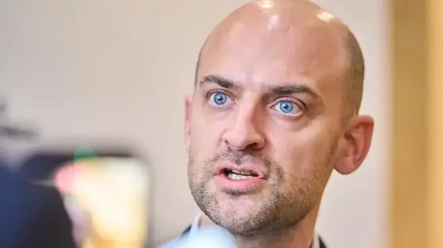 Le ministre français des Affaires étrangères Jean-Noël Barrot s'adresse aux médias lors de la réunion des ministres des Affaires étrangères du G7 à Niagara-on-the-Lake, en Ontario, le 11 novembre 2025.