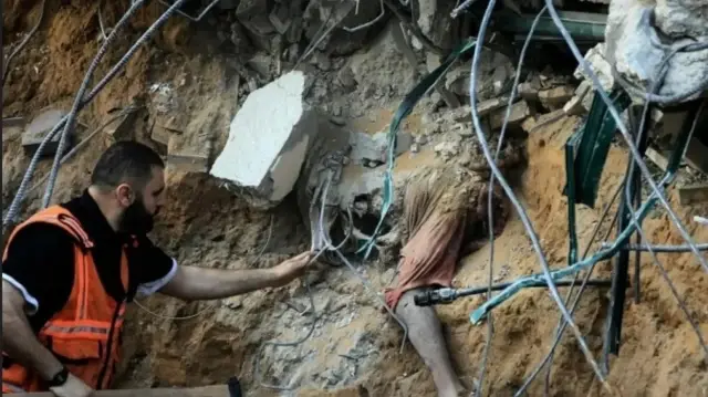 20 тел обнаружены на территории клиники в городе Газа 