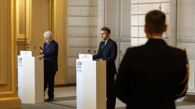 Le président français Emmanuel Macron (au centre) et le président palestinien Mahmoud Abbas (à gauche) s'expriment lors d'une conférence de presse commune à l'Élysée, à Paris, le 11 novembre 2025. 