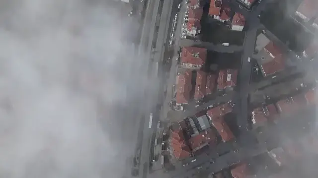 ‘Yanık Ülke’de sis büyüledi: Kula’da kartpostallık manzara