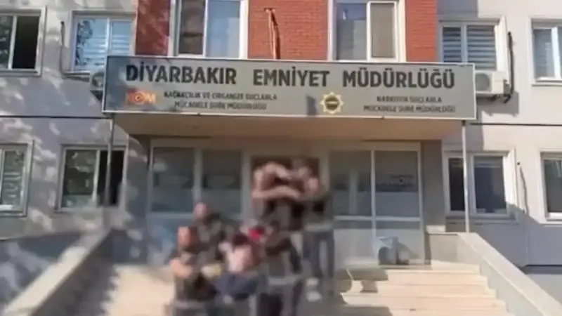Bahse konu suç örgütünün 13 farklı iş yerini ve ikameti kurşunlama başta olmak üzere yaralama, tehdit ve yağma gibi 24 ayrı eyleme karıştığı tespit edildi.