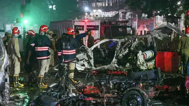 Взрыв возле входа №1 станции метро «Красный форт» в Нью-Дели