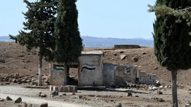Selon la chaîne publique Al-Ikhbariya, les forces israéliennes ont pénétré dans le village de Rasm al-Qita où elles ont installé un poste de contrôle militaire, bloquant la circulation des habitants.