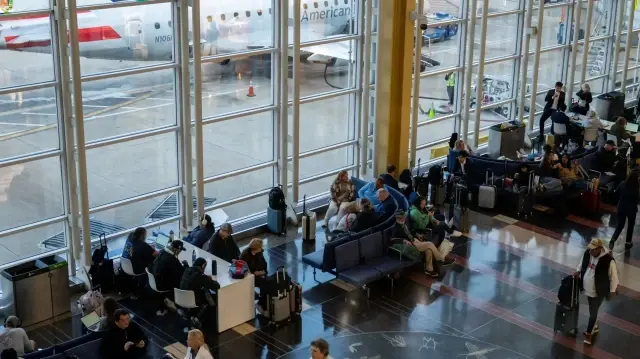 Авиакомпании США отменили почти 1,200 рейсов