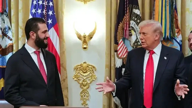 Cette photo diffusée par l'agence de presse officielle syrienne SANA le 10 novembre 2025 montre le président syrien Ahmed al-Sharaa (à gauche) rencontrant le président américain Donald Trump à la Maison Blanche à Washington DC.