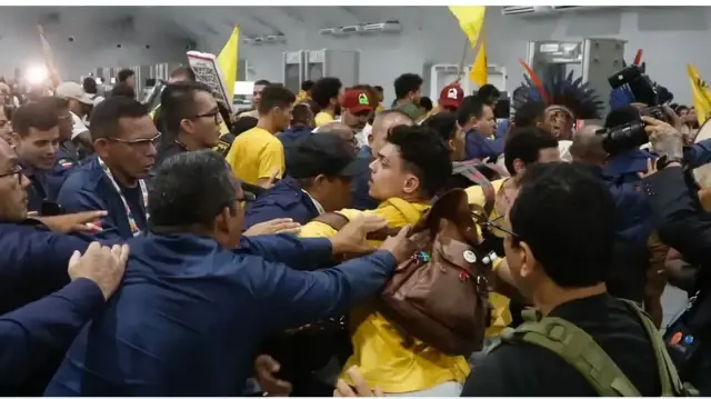 Столкновение между охраной и представителями коренных народов на конференции COP30 в бразильском Белене