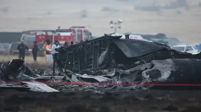 Des débris sont visibles sur le site du crash de l'avion-cargo militaire turc C-130 dans la région de Sighnaghi, à la frontière entre la Géorgie et l'Azerbaïdjan, le 12 novembre 2025.