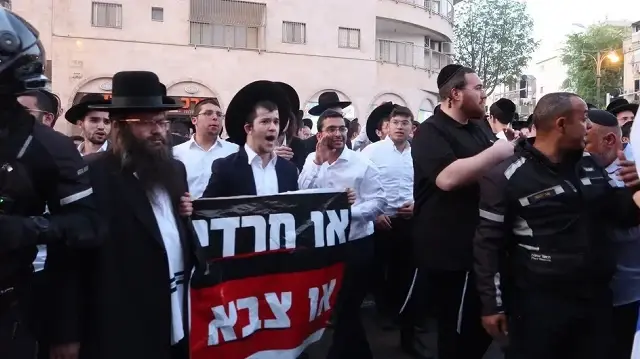 عشرات "الحريديم" يتظاهرون ضد تجنيدهم بجيش الاحتلال