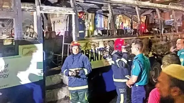 اے این این کی رپورٹ کے مطابق منگل کو 11 مقامات پر دستی بم پھینکے گئے جبکہ تین بسوں کو آگ لگا دی گئی