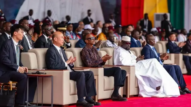 Le Président de la Guinée Mamadi Doumbouya, avec ses homologues Paul Kagamé du Rwanda, et Oligui Nguema du Gabon, au lancement des premières exportations des mines de Simandou, le 11 novembre 2025.