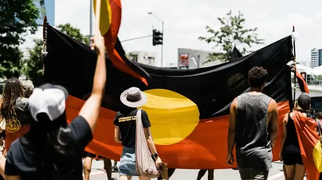 L’État de Victoria conclut un traité historique reconnaissant le droit à l’autodétermination des peuples aborigènes, une première dans l’histoire australienne.