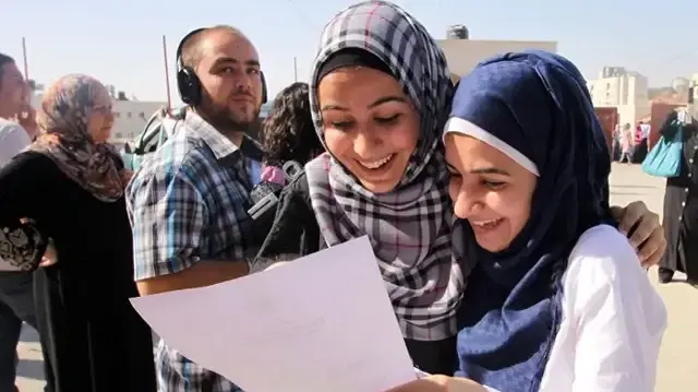 غزة.. إعلان نتائج "التوجيهي" وسط الدمار واحتفالات خجولة بالنجاح