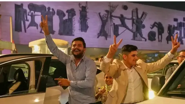 Сторонники премьера Ирака Мухаммеда ас-Судани празднуют победу его избирательной коалиции на выборах в парламент
