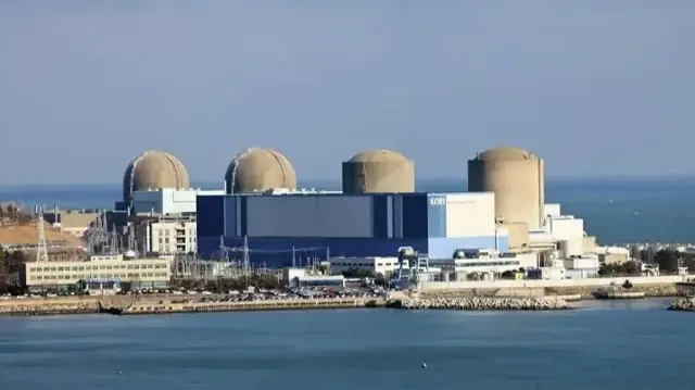 La Corée du Sud accorde dix ans supplémentaires au réacteur Kori-2, en service depuis 1983, une décision qui pourrait influencer la politique énergétique nationale.