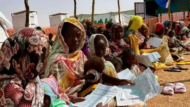 Десятки тысяч людей лишились домов после вспышек насилия в Судане.
