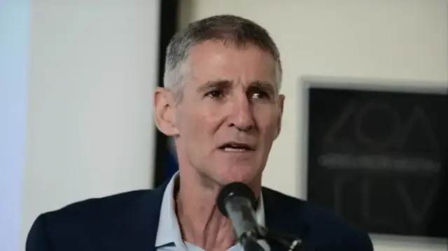 غولان يدين إحراق "إرهابيين يهود" مسجدا بالضفة