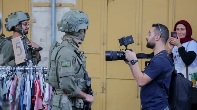D’importantes forces israéliennes ont pris d’assaut des dizaines de maisons dans la ville de Dura, près d’Hébron, procédant à des fouilles et à l’arrestation de plusieurs jeunes hommes.