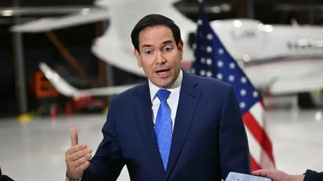 Le secrétaire d'État américain Marco Rubio s'adresse aux journalistes en déplacement à l'aéroport international John C. Munro Hamilton à Hamilton, en Ontario, le 12 novembre 2025, après la réunion des ministres des Affaires étrangères du G7.