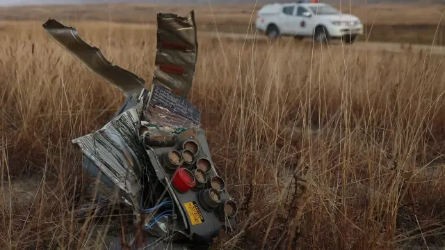 Des débris sont visibles sur le site du crash de l'avion-cargo militaire turc C-130 dans la région de Sighnaghi, à la frontière entre la Géorgie et l'Azerbaïdjan, le 12 novembre 2025.