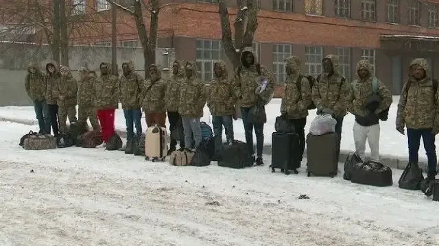 Qualifiant la situation d'extrêmement préoccupante, Mudavadi a exhorté les citoyens à faire preuve de prudence face aux offres d'emploi à l'étranger qui semblent irréalistes et attrayantes.