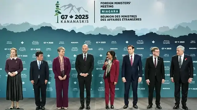 Les ministres des Affaires étrangères (de gauche à droite) : Kaja Kallas (Union européenne), Toshimitsu Motegi (Japon), Yvette Cooper (Royaume-Uni), Jean-Noël Barrot (France), Anita Anand (Canada), le secrétaire d'État américain Marco Rubio, l'Allemand Johann Wadephul et l'Italien Antonio Tajani posent pour la photo de famille lors de la réunion des ministres des Affaires étrangères du G7 au White Oaks Resort à Niagara-on-the-Lake, au Canada, le 11 novembre 2025. 