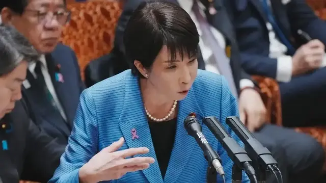 La Première ministre japonaise Sanae Takaichi répond à une question lors d'une session de la commission budgétaire de la Chambre des conseillers à la Diète nationale à Tokyo, le 12 novembre 2025.