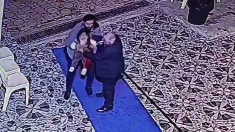 ŞIRNAK'TA BİR DÜĞÜNDE 5 YAŞINDAKİ ÇOCUĞUN BOĞAZINA KAÇAN ŞEKER, SALONDA BULUNAN GAZETECİNİN HEİMLİCH MANEVRASI UYGULAMASIYLA ÇIKARTILDI.