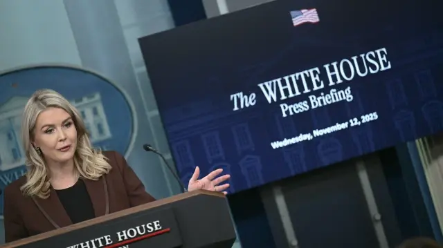 La porte-parole de la Maison Blanche, Karoline Leavitt, s'exprime lors du point presse quotidien dans la salle Brady de la Maison Blanche à Washington, DC, le 12 novembre 2025.